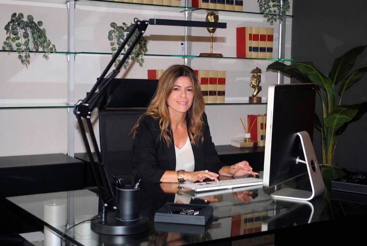 Mila Guirado trabajando en su mesa del despacho